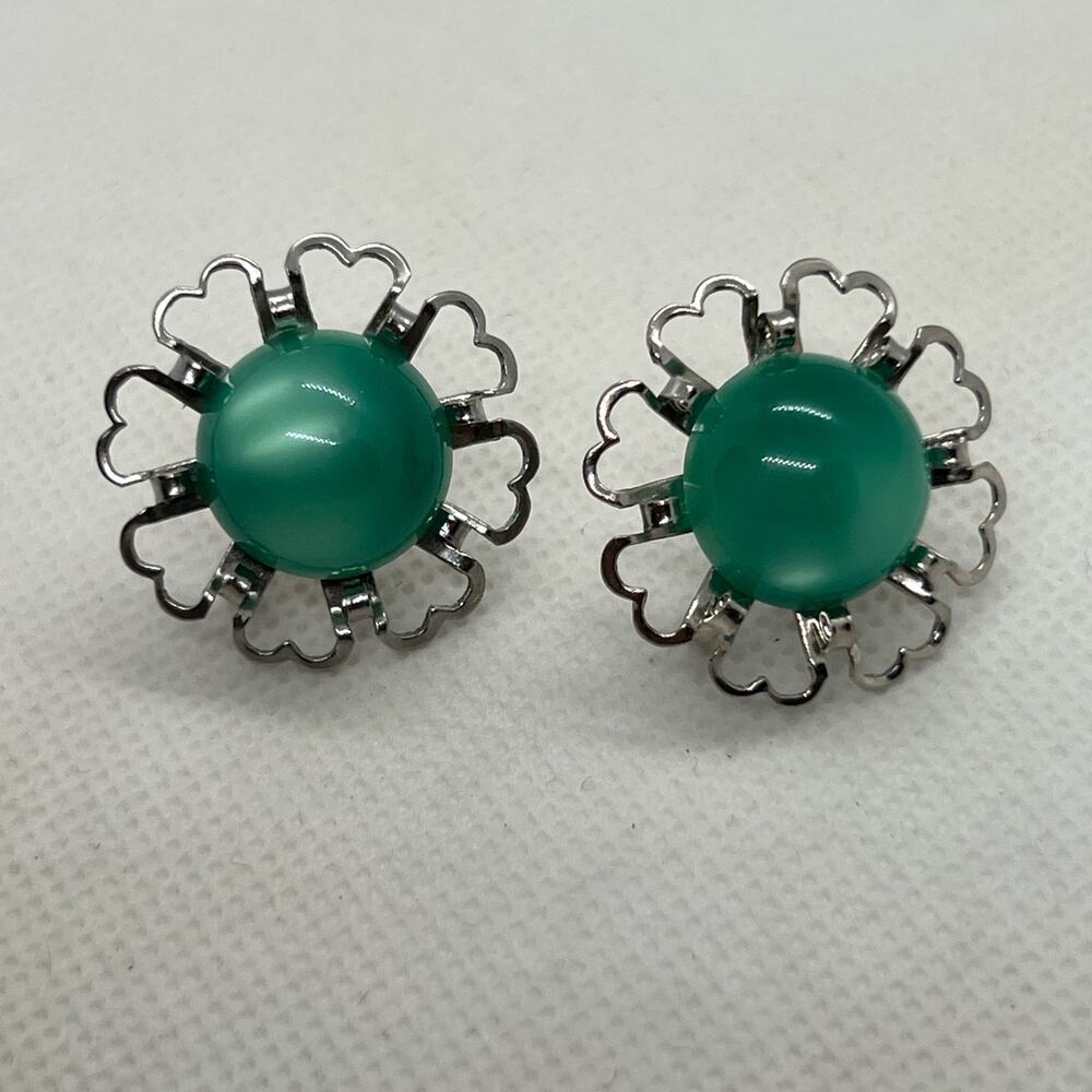 Green Thermoset Screwback Earrings Silver Tone Heart Frame Vintage 50s Holiday